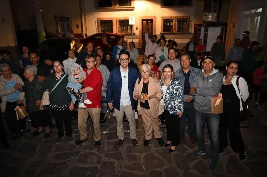 Vecinos reunidos en el barrio de San Antonio durante una tertulia