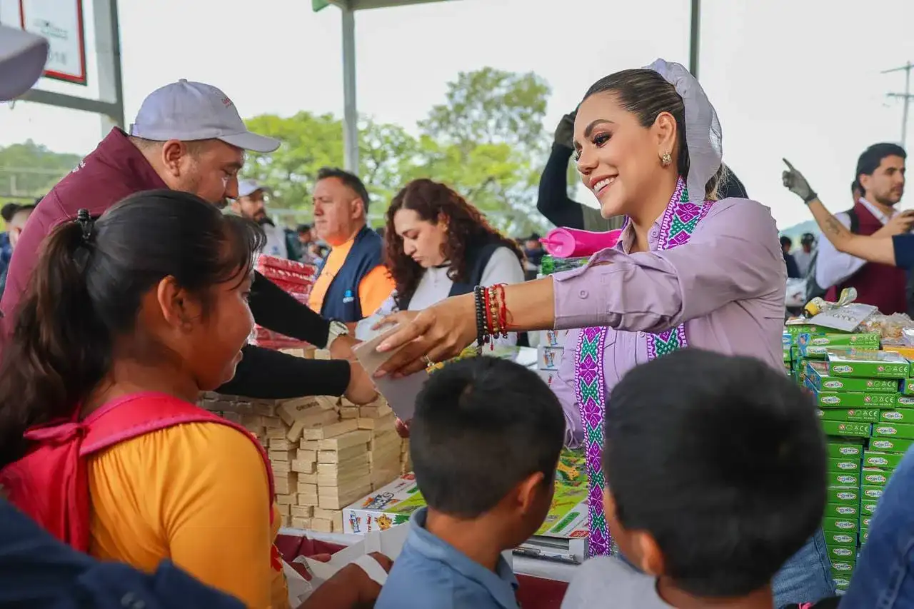 Personas asisten al Tianguis del Bienestar en Xicotlán, Guerrero