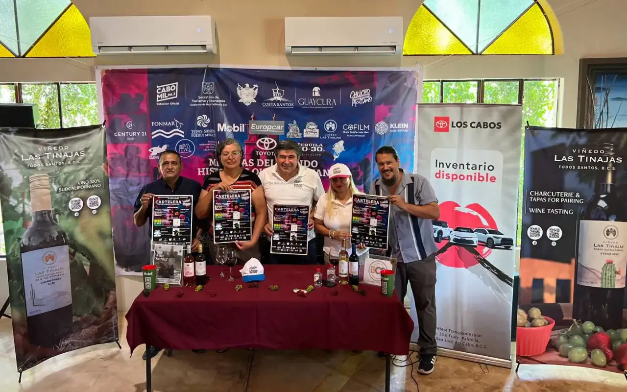 Teatro y plaza de Todos Santos durante una proyección de cine documental