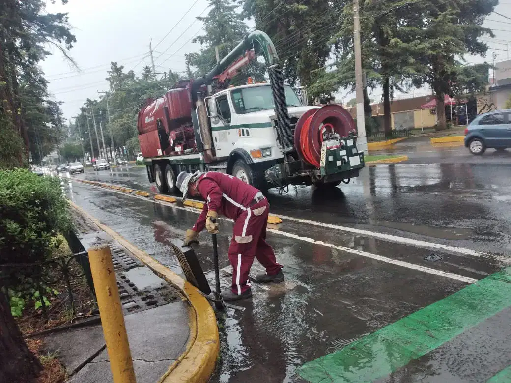 Calle de Toluca con encharcamiento durante una lluvia intensa