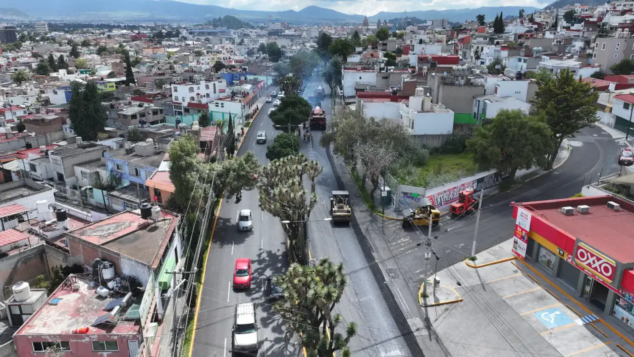 Maquinaria de pavimentación trabajando en una avenida urbana de Toluca