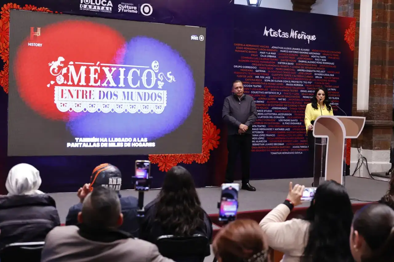 Visitantes y artesanos durante el Festival del Alfeñique en el centro de Toluca