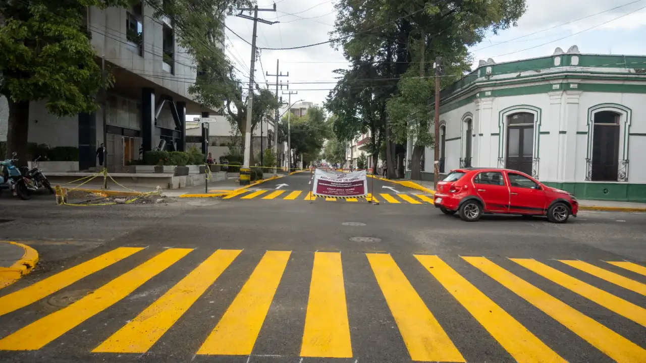 Maquinaria y trabajadores en obras de rehabilitación de una calle en Toluca
