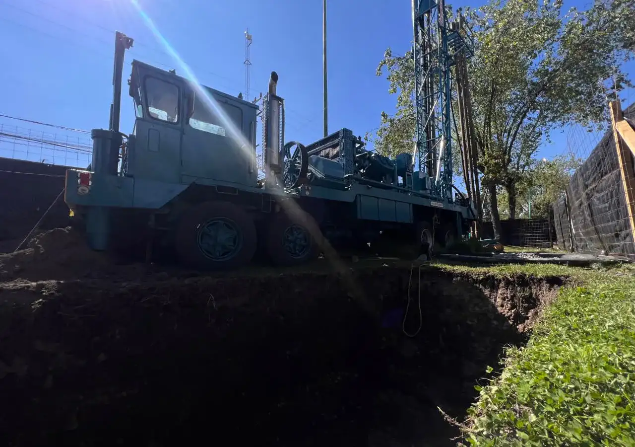 Trabajadores municipales durante la construcción de infraestructura pluvial en una vialidad de Toluca