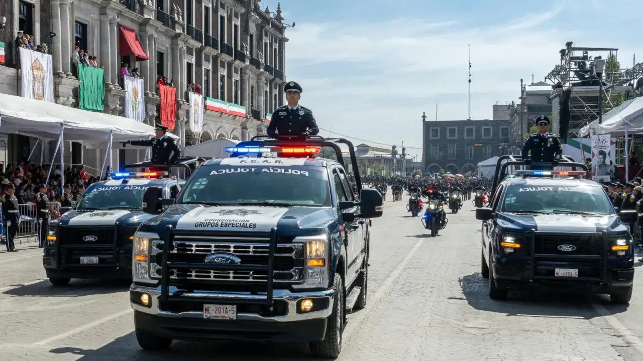 Elementos de la Policía Municipal de Toluca marchan durante el desfile cívico-militar