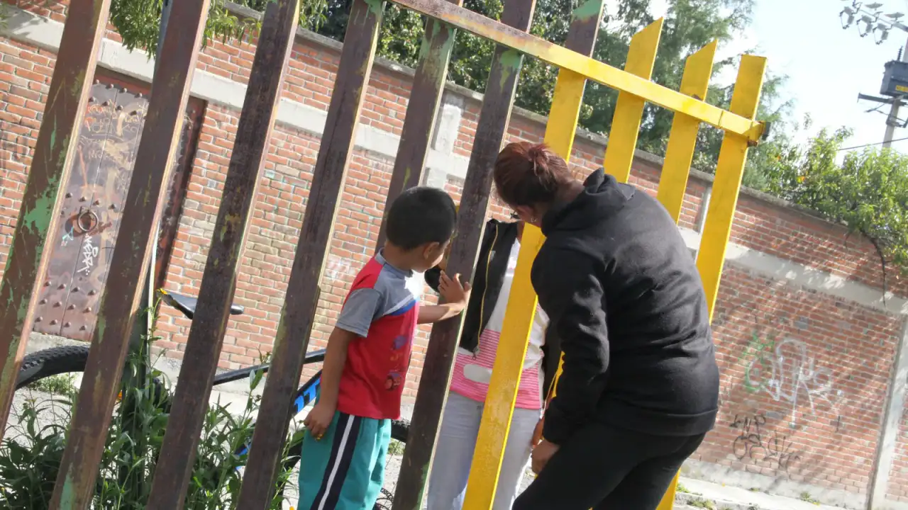 Vecinos participando en labores de limpieza y pintura en una calle de Toluca