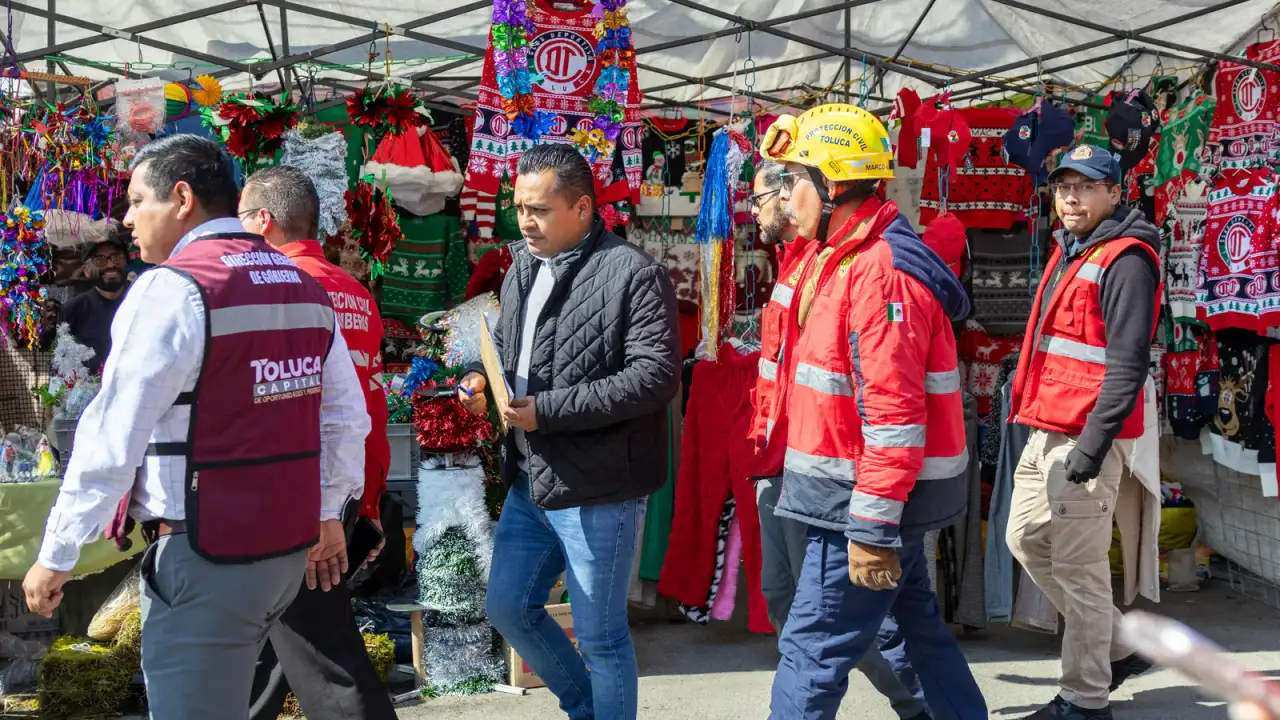 Elementos de Protección Civil durante un operativo en calles de Toluca
