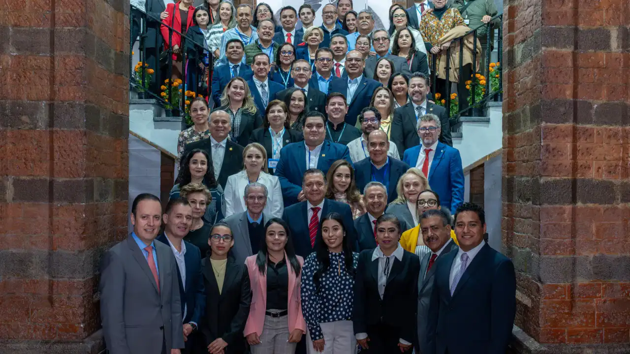 Sesión solemne del Cabildo de Toluca con académicos y juristas