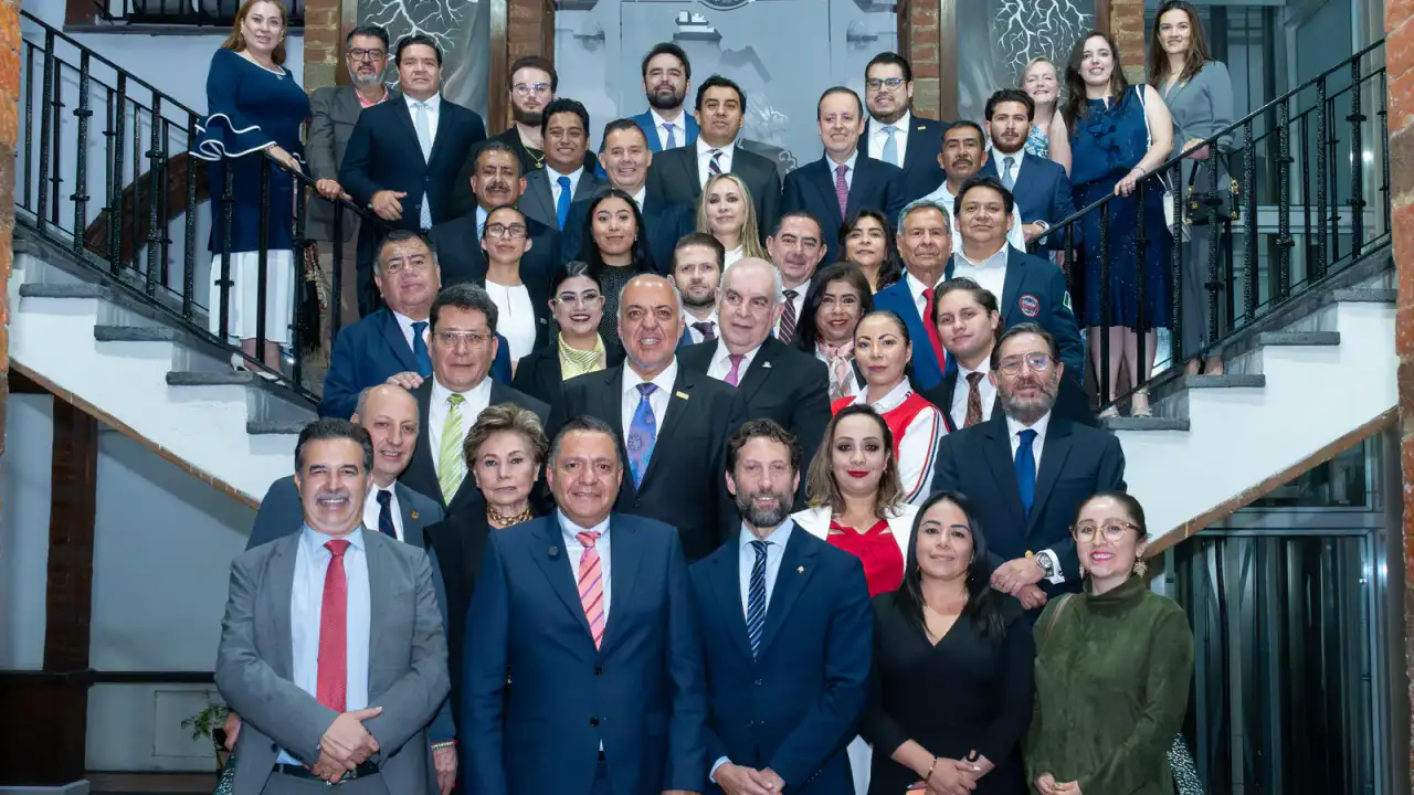 Sesión solemne del Cabildo de Toluca con autoridades municipales y el embajador de Líbano