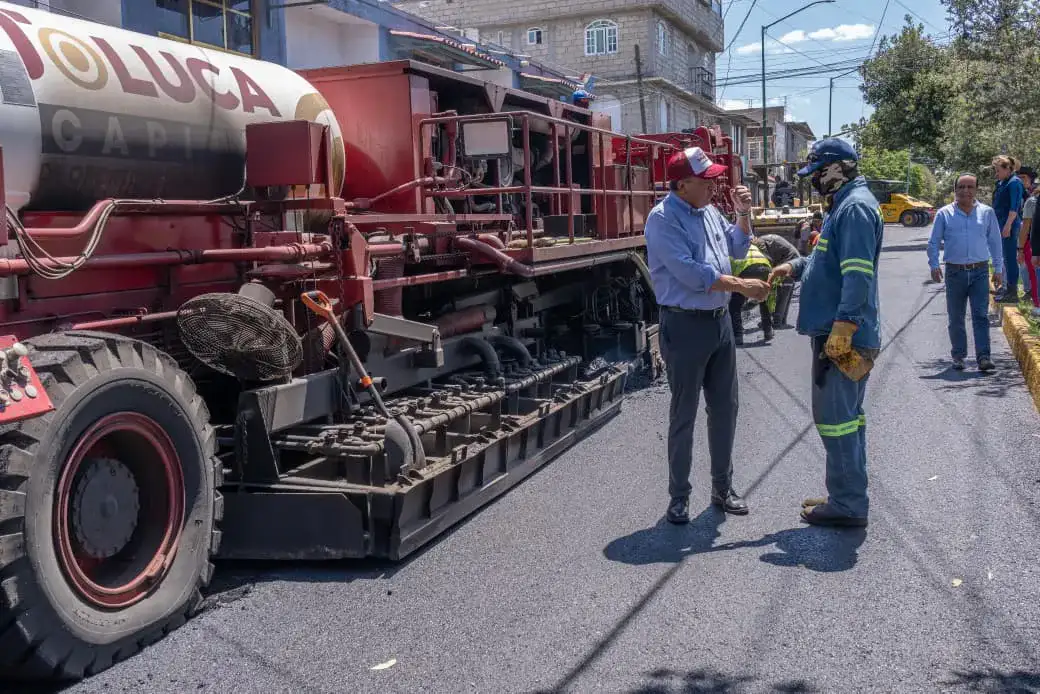 Maquinaria de pavimentación trabajando en vialidad de Toluca con el equipo Diablo Dragón