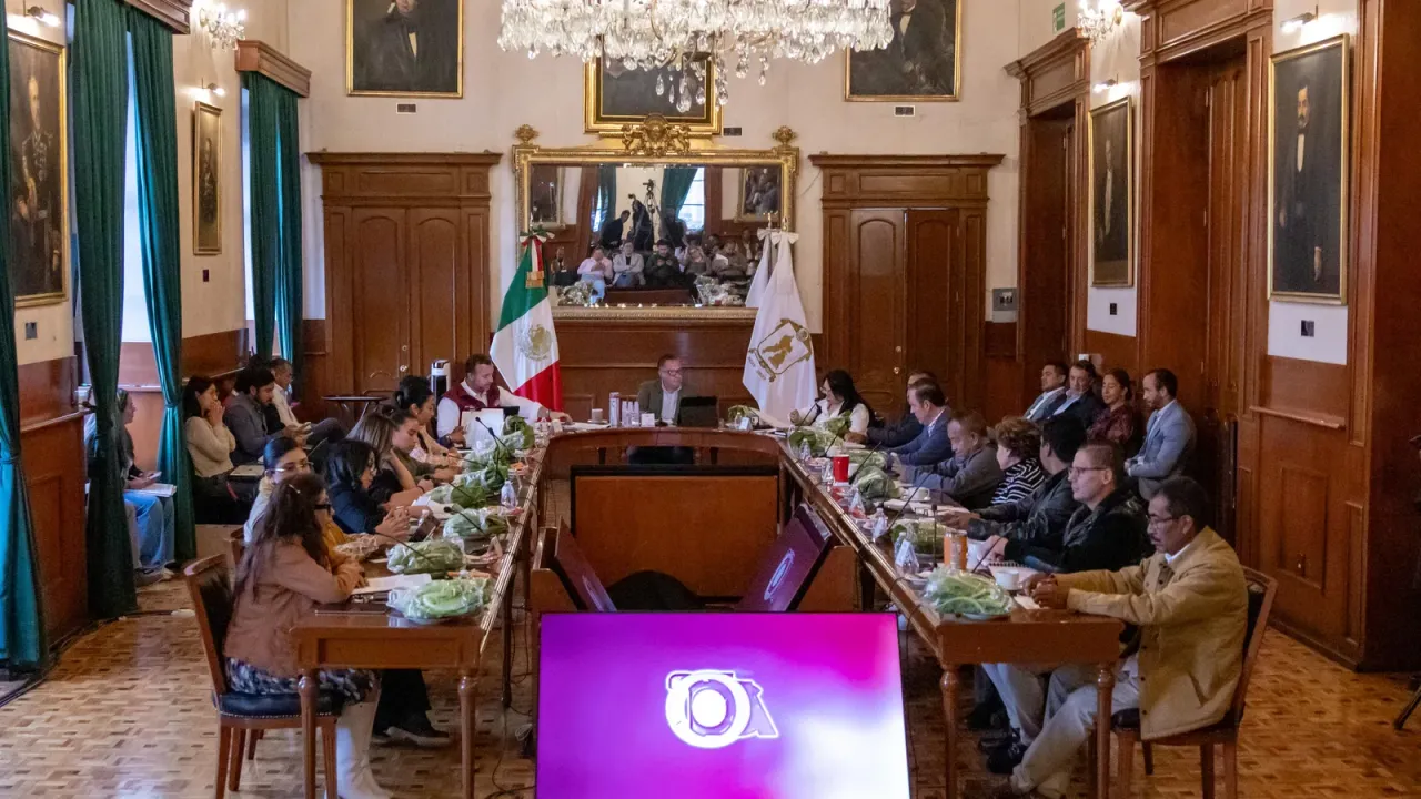 Sesión del Cabildo de Toluca en el salón de plenos