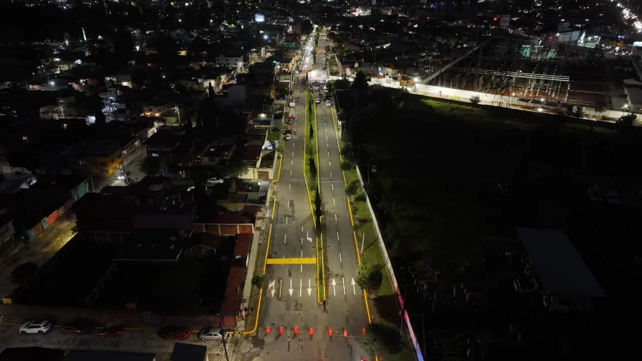 Luminarias LED encendidas en el parque lineal Arroyo Cano en Toluca