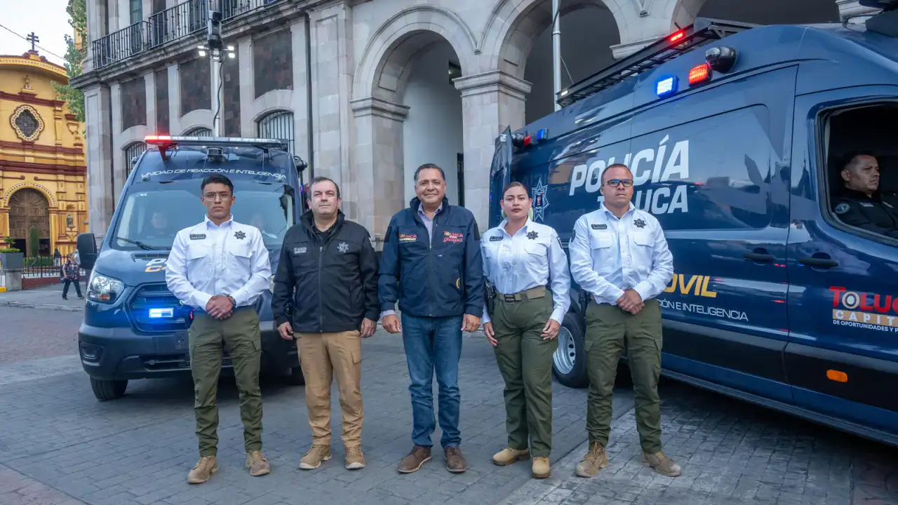 Unidades C4 móviles estacionadas frente al ayuntamiento de Toluca