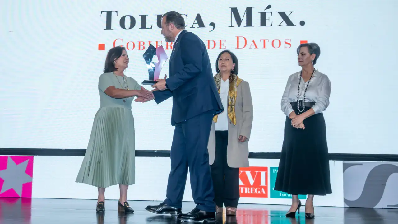 Ceremonia de premiación con autoridades municipales en un escenario