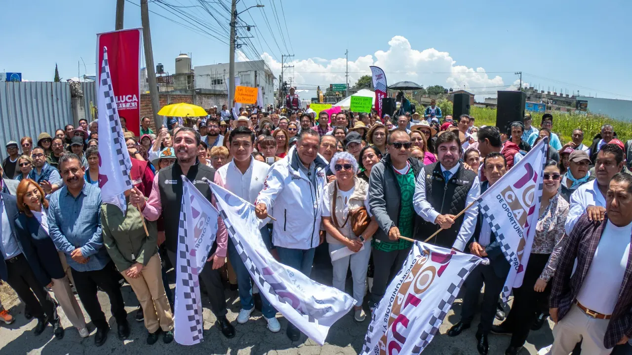 Autoridades municipales durante el inicio de obras del colector en Toluca