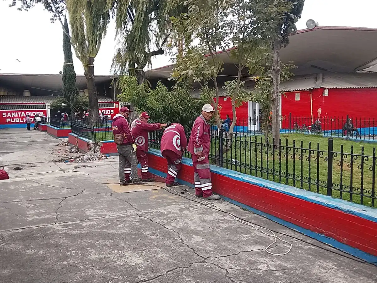 Trabajadores municipales realizan labores de limpieza y poda en los alrededores del Mercado Juárez de Toluca