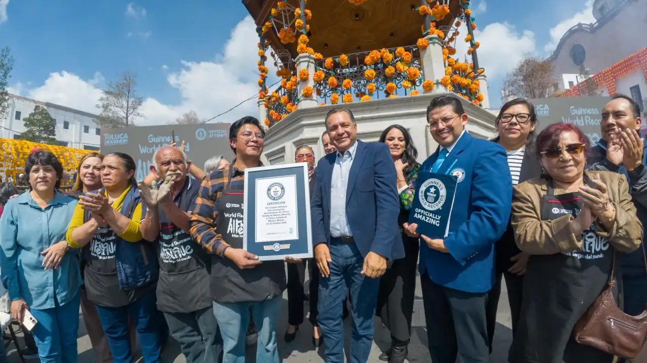 Artesanos trabajan una pieza monumental de alfeñique en la Plaza González Arratia de Toluca