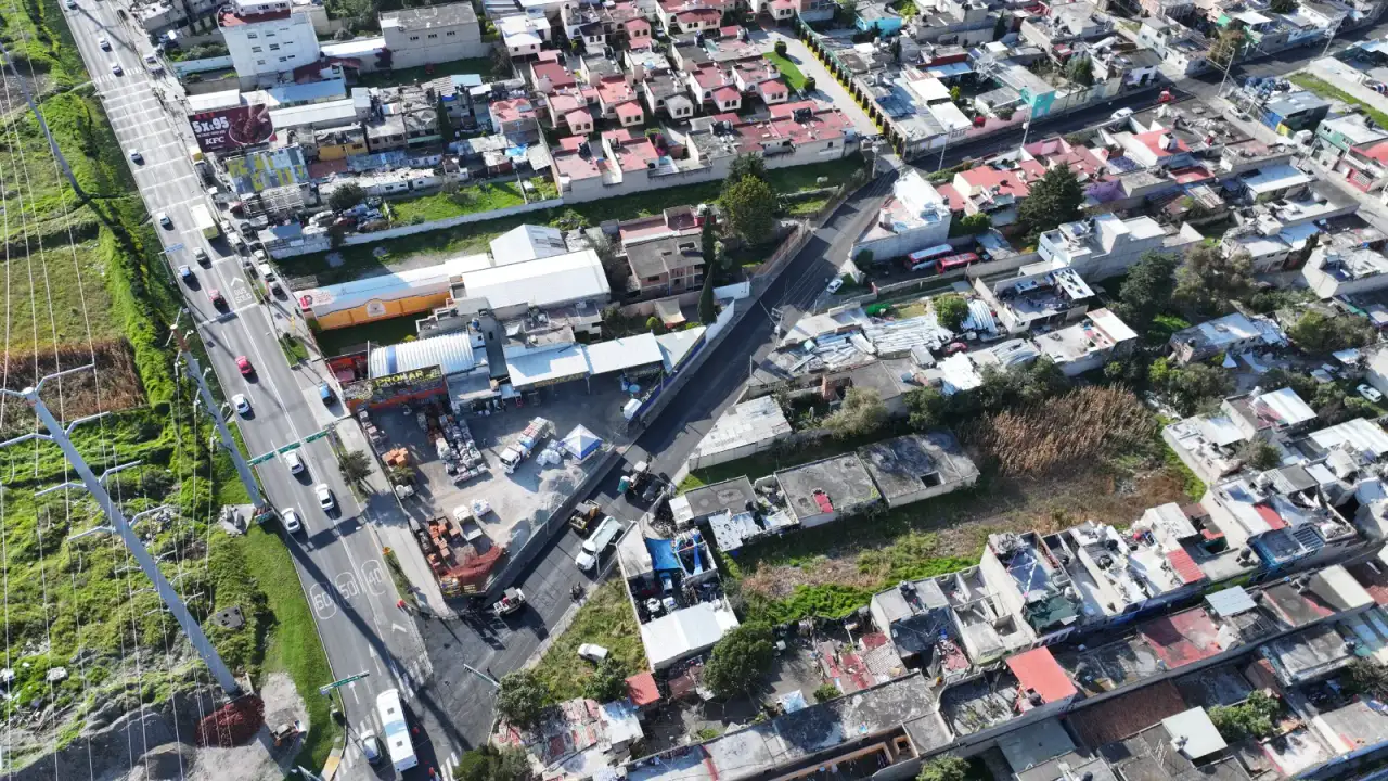 Automóviles circulan por una avenida de Toluca con obras y cierres viales