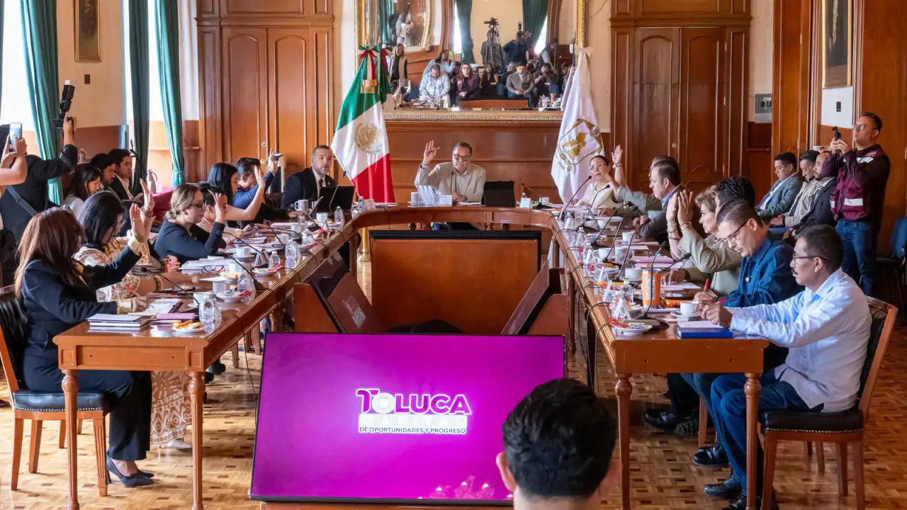Fiesta patronal con cohetes y multitud en Toluca