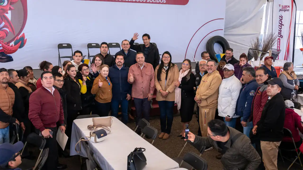 Trabajadores de limpia municipal con carritos y herramientas de barrido en Toluca