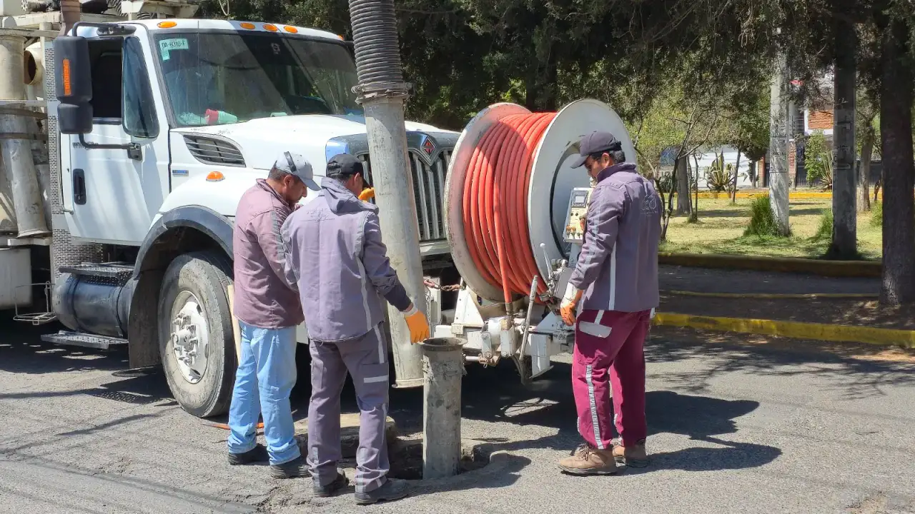 Trabajadores municipales realizan labores de limpieza en una línea de drenaje en Toluca