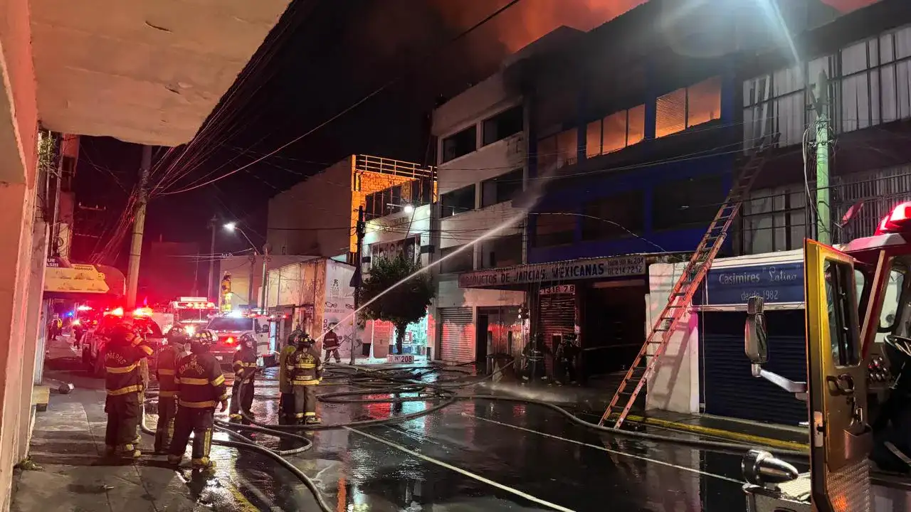 Cuerpos de emergencia durante labores de atención a un incendio en el centro de Toluca