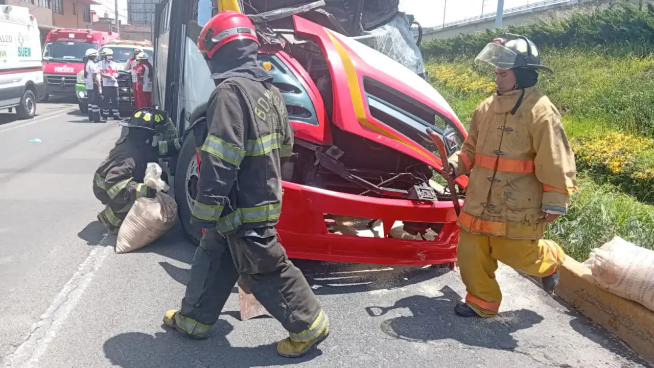 Autobús de pasajeros siniestrado en la avenida Solidaridad Las Torres, en Toluca