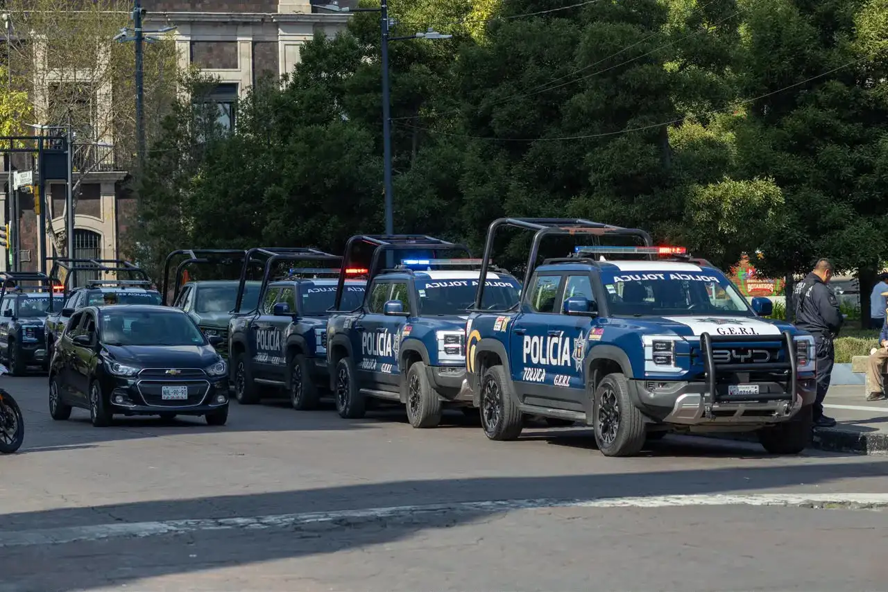 Policías y patrullas durante un operativo de seguridad en calles del centro de Toluca