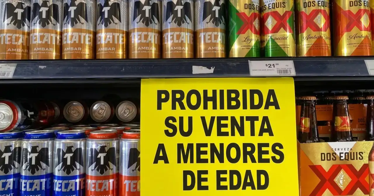 Estudiantes caminando frente a una tienda en una zona escolar de Toluca