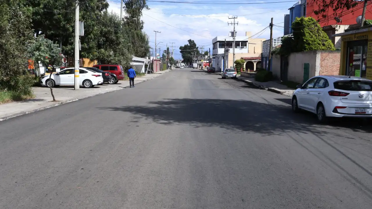 Trabajadores de vialidad durante la repavimentación de una calle en Toluca