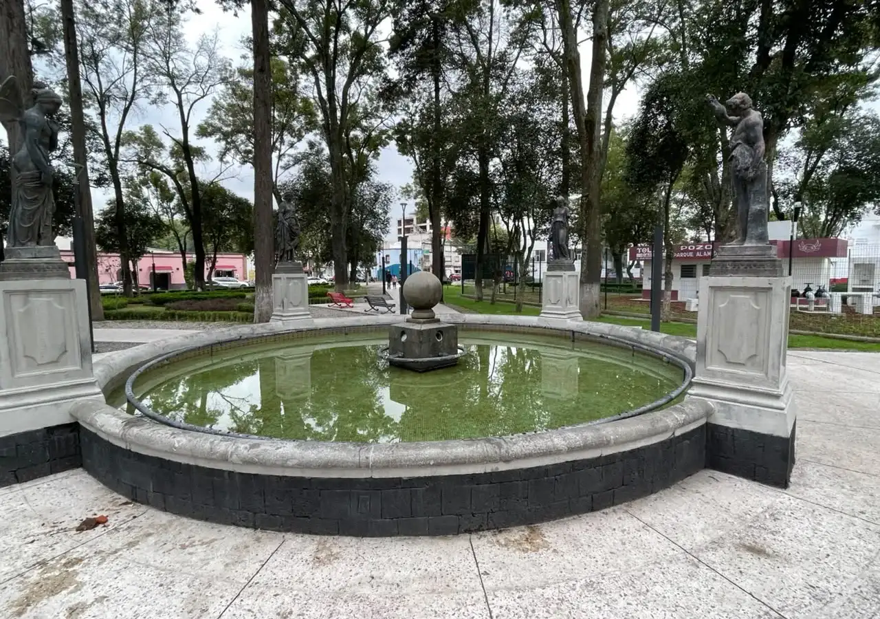 Personas caminando por el Parque Cuauhtémoc-Alameda de Toluca tras su rehabilitación