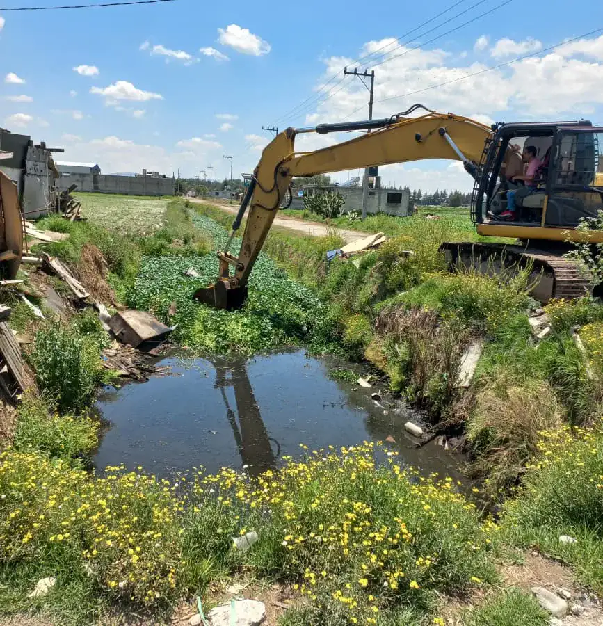 Brigadas de limpieza retiran azolve de un canal en Toluca