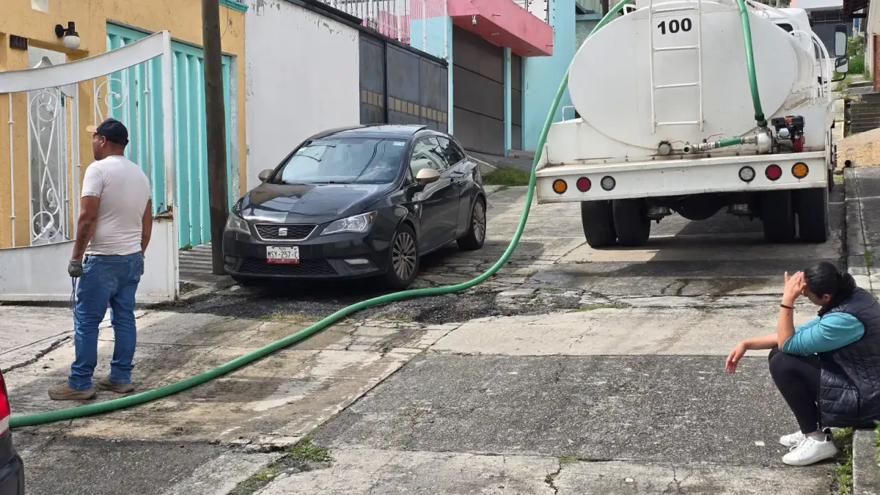 Personal municipal supervisa el suministro de agua en Toluca