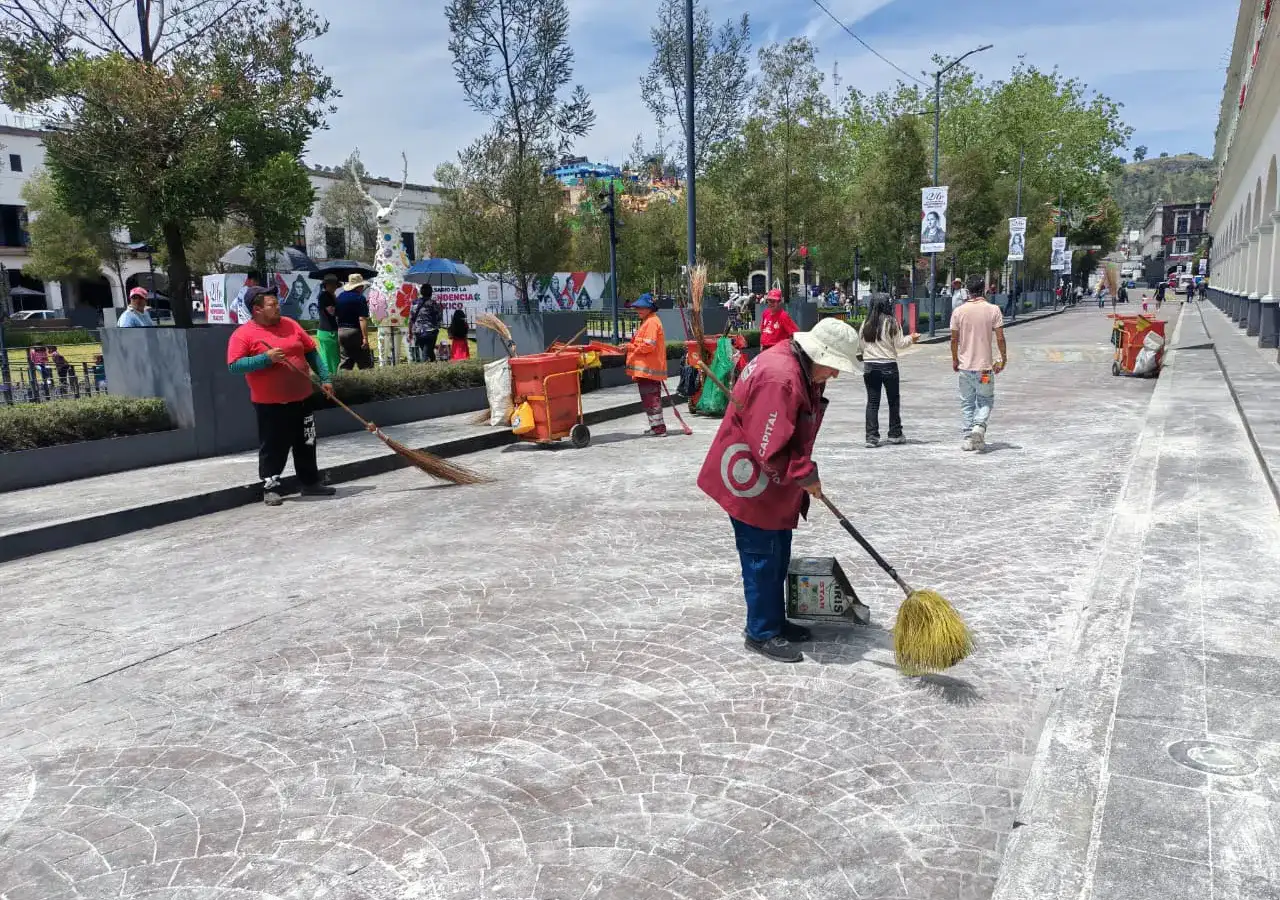 Personal de limpieza recoge basura en calles del centro de Toluca