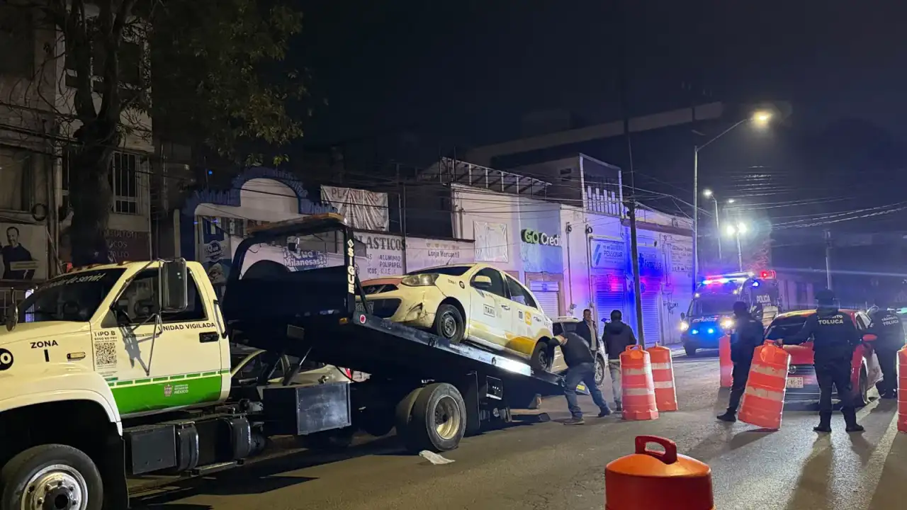 Operativo de alcoholímetro en una vialidad urbana de Toluca durante la noche