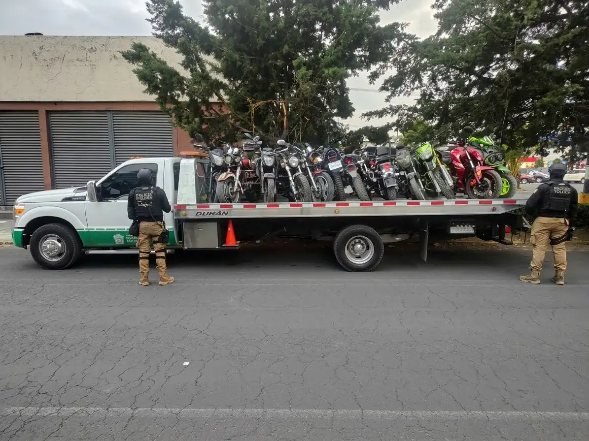 Motocicletas estacionadas en una calle de Toluca durante un operativo de revisión