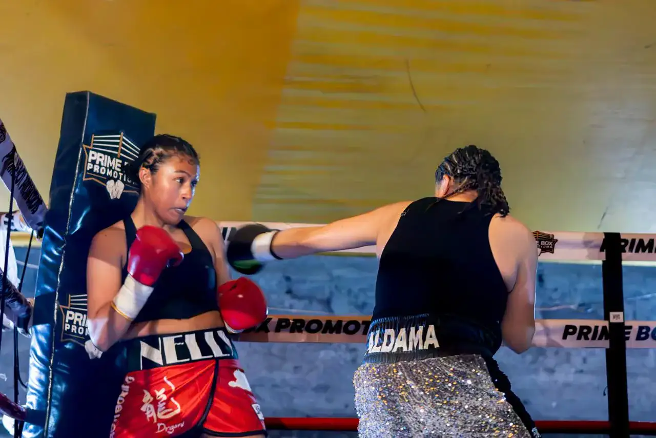 Personas disfrutando de una velada de boxeo en Toluca