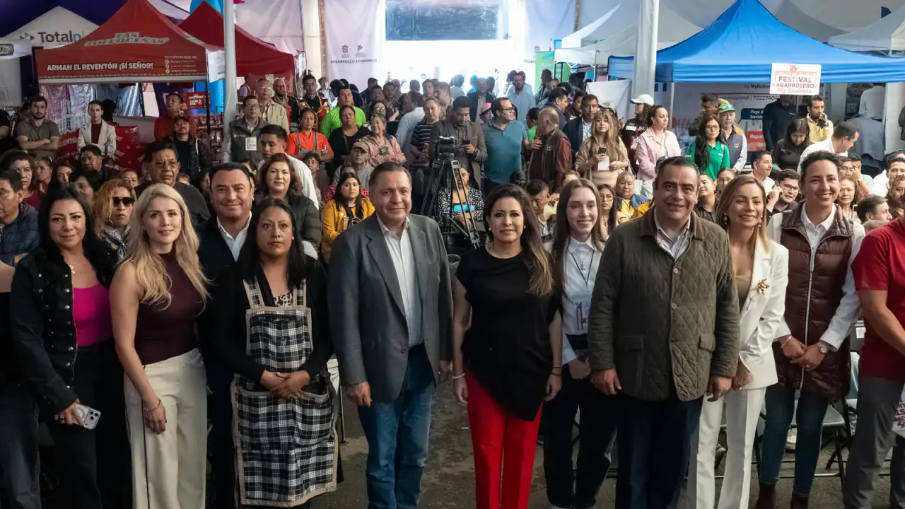 Comerciantes y funcionarios durante el Festival Abarrotero Toluca 2026
