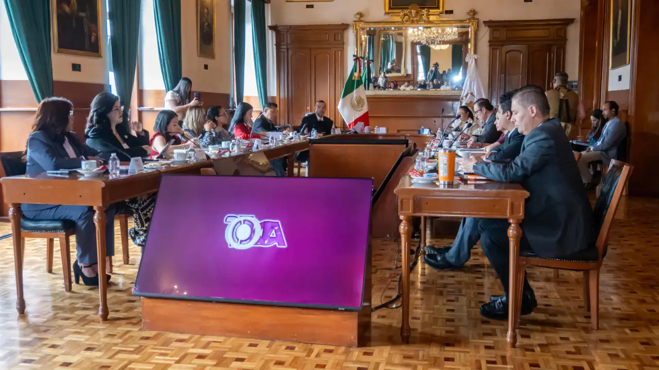 Sesión de Cabildo de Toluca con regidores en el salón de plenos