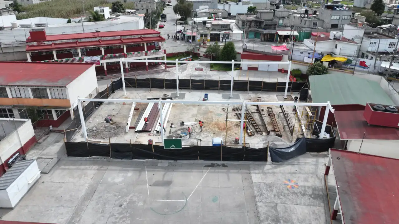 Estructura metálica de una techumbre escolar en construcción en un plantel de Toluca