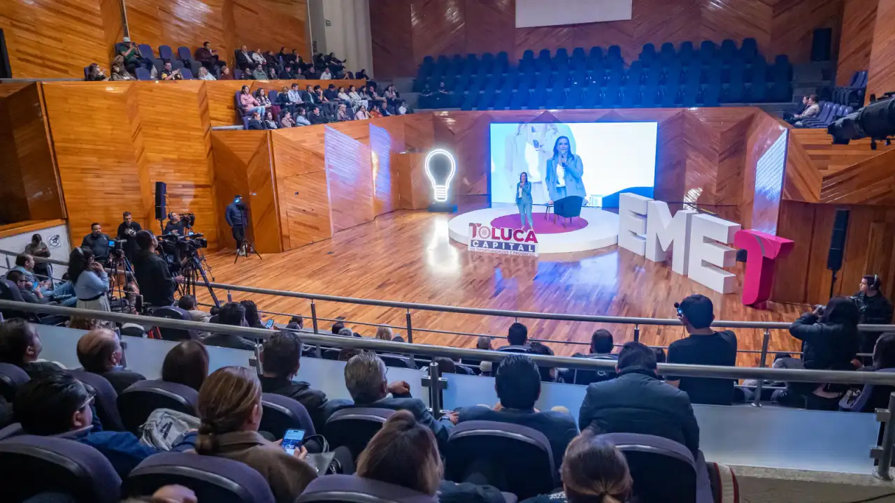 Personas durante una sesión de formación emprendedora en Toluca