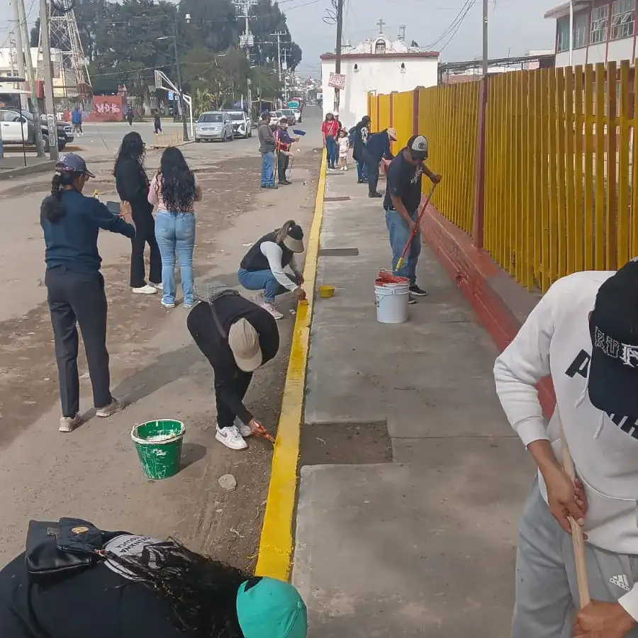 Trabajadores municipales realizan labores de limpieza y pintura en una calle de Toluca