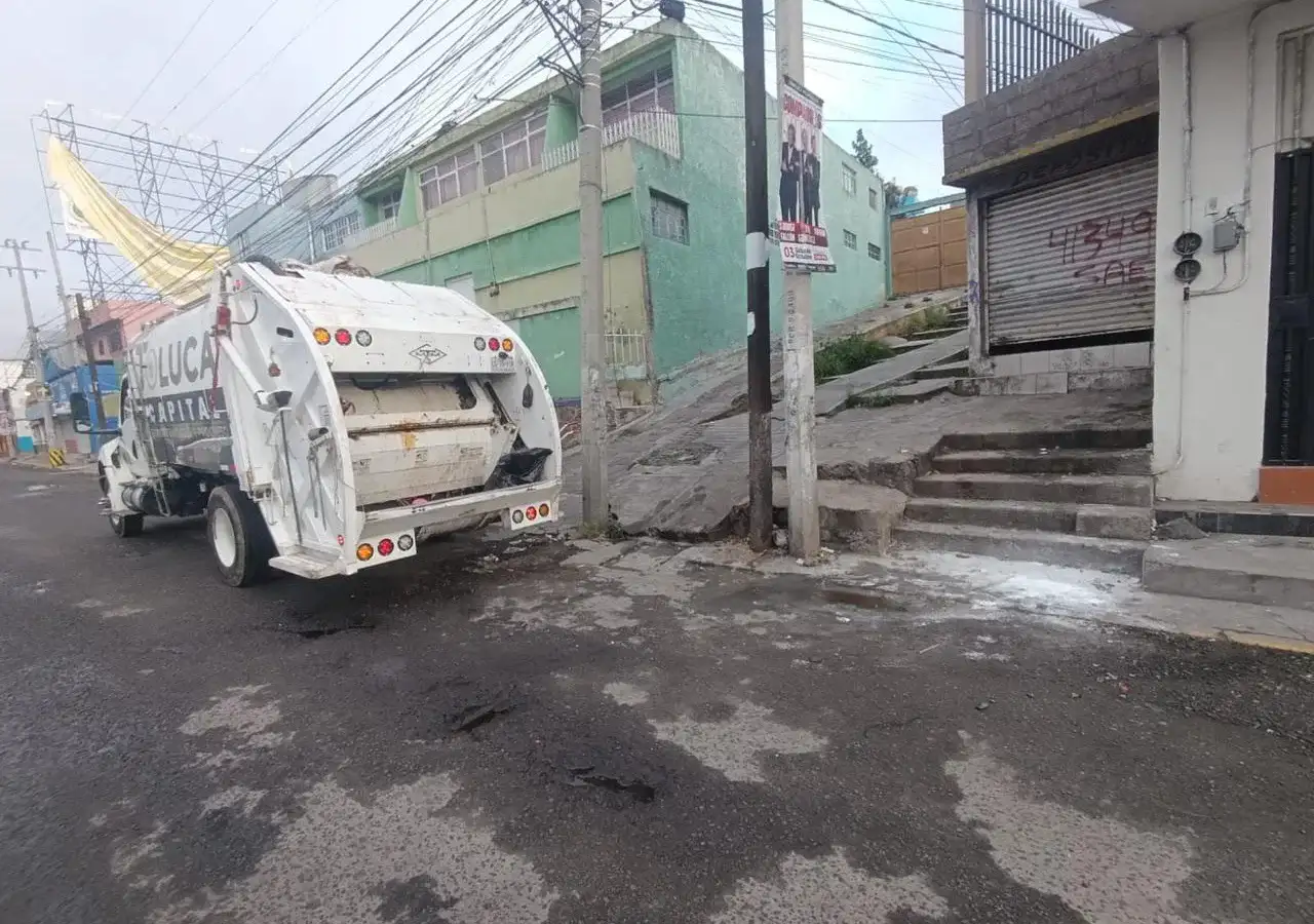 Camión de recolección de residuos circulando por una calle de Toluca