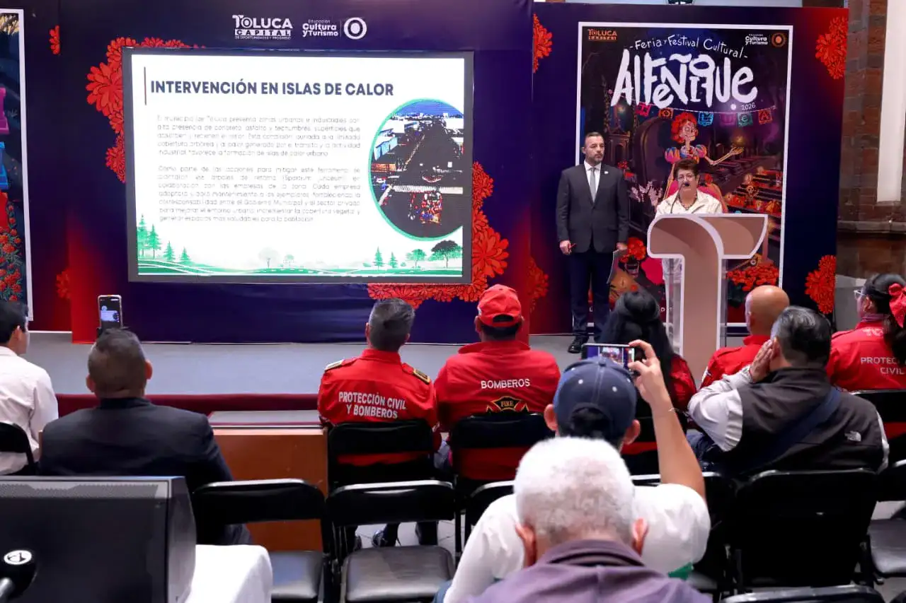 Personas plantando árboles en una zona boscosa de Toluca
