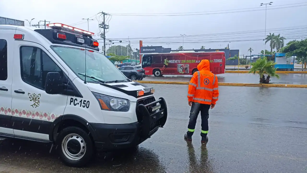 Personal de Protección Civil atiende afectaciones por tormenta en Acapulco