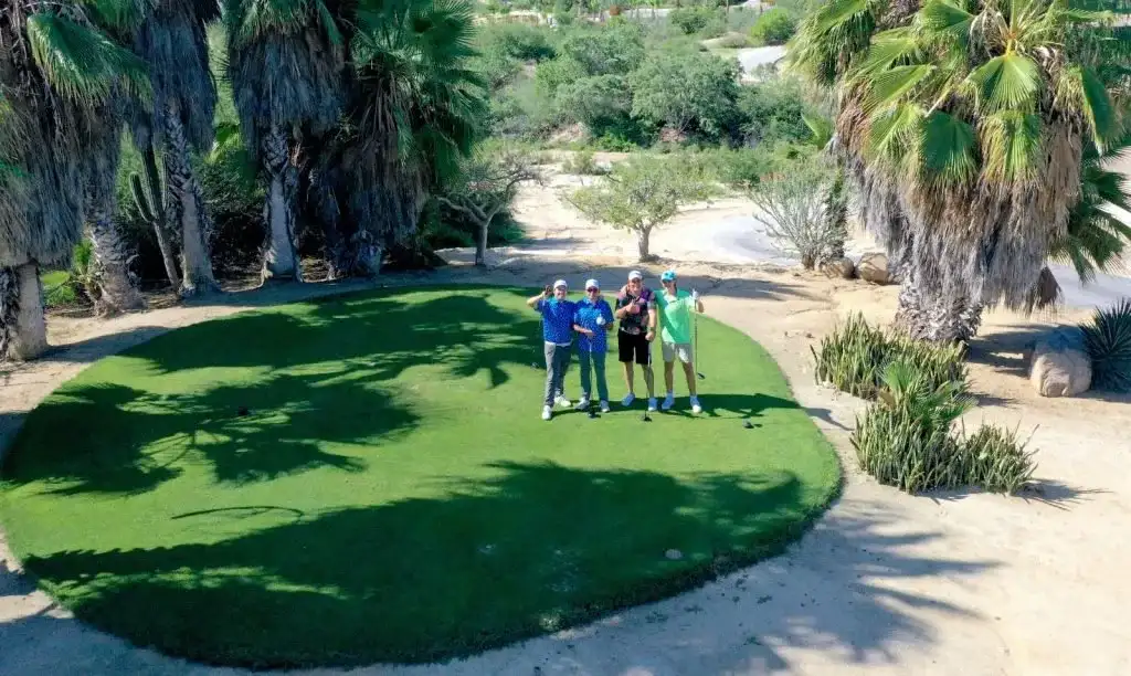 Jugadores de golf en el Club Campestre San José durante un torneo benéfico