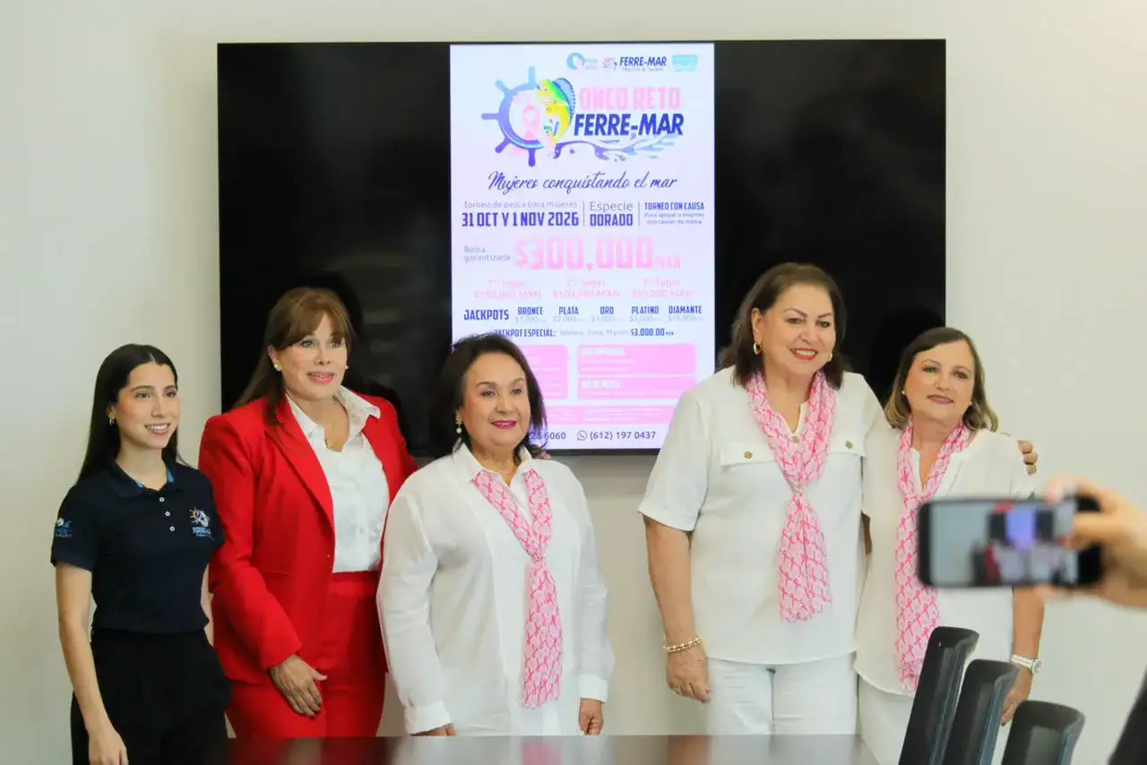 Mujeres participantes en un torneo de pesca deportiva en el mar