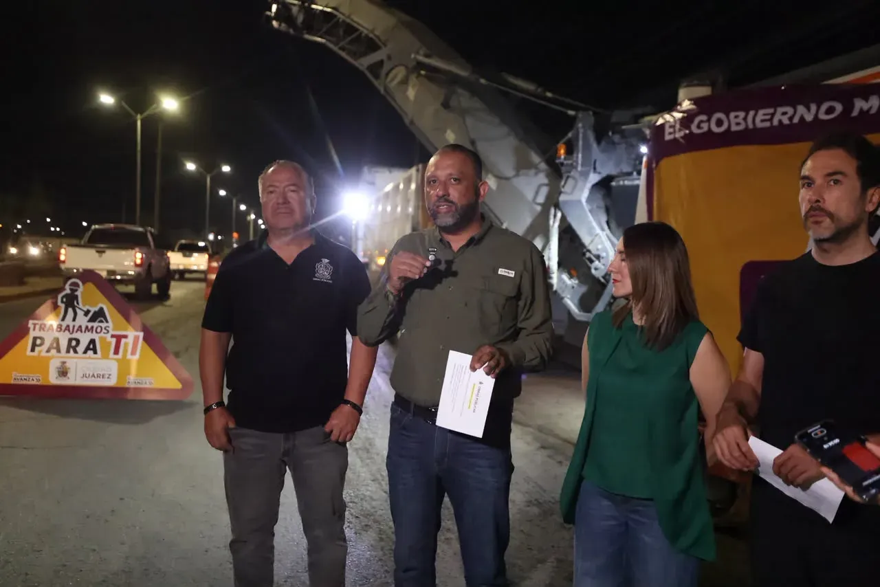 Trabajadores de obras públicas realizando repavimentación nocturna en avenida Tecnológico
