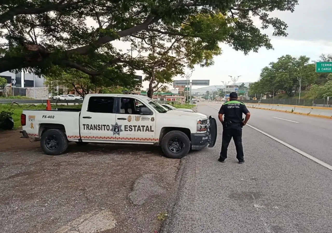 Elementos de tránsito estatal en la Autopista del Sol, tramo Chilpancingo