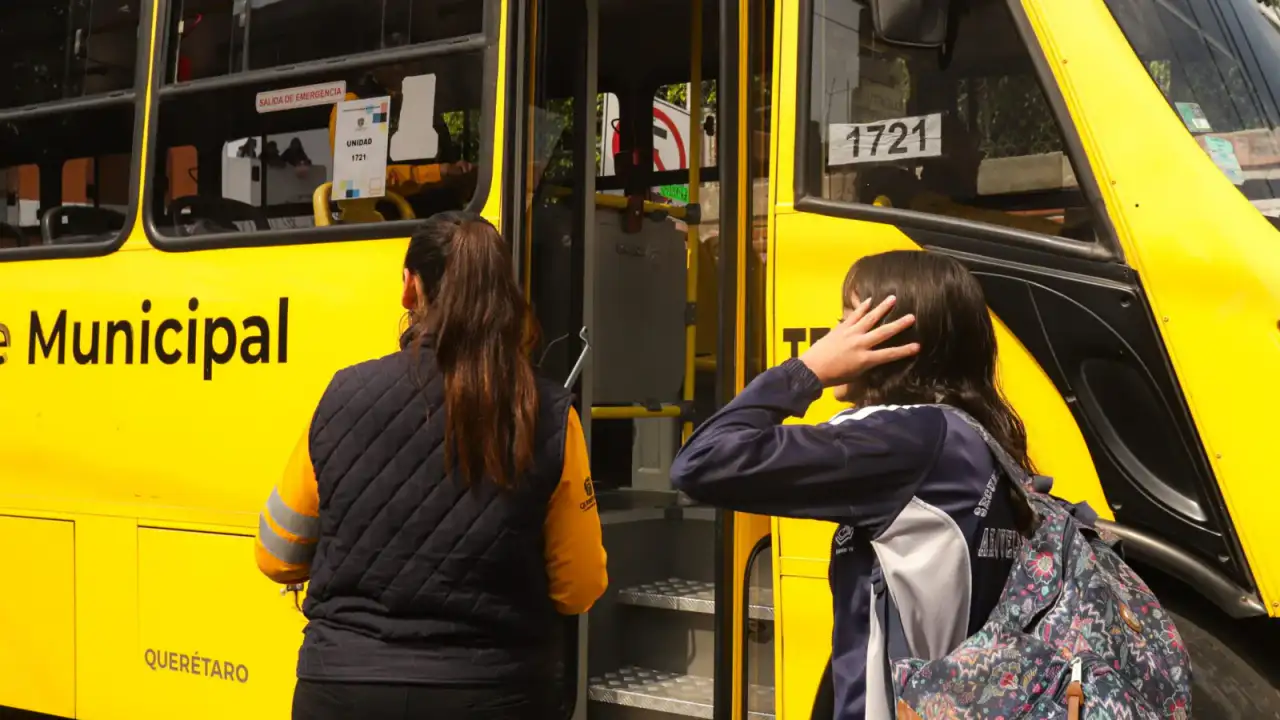 Mujeres abordando una unidad de transporte comunitario en Querétaro